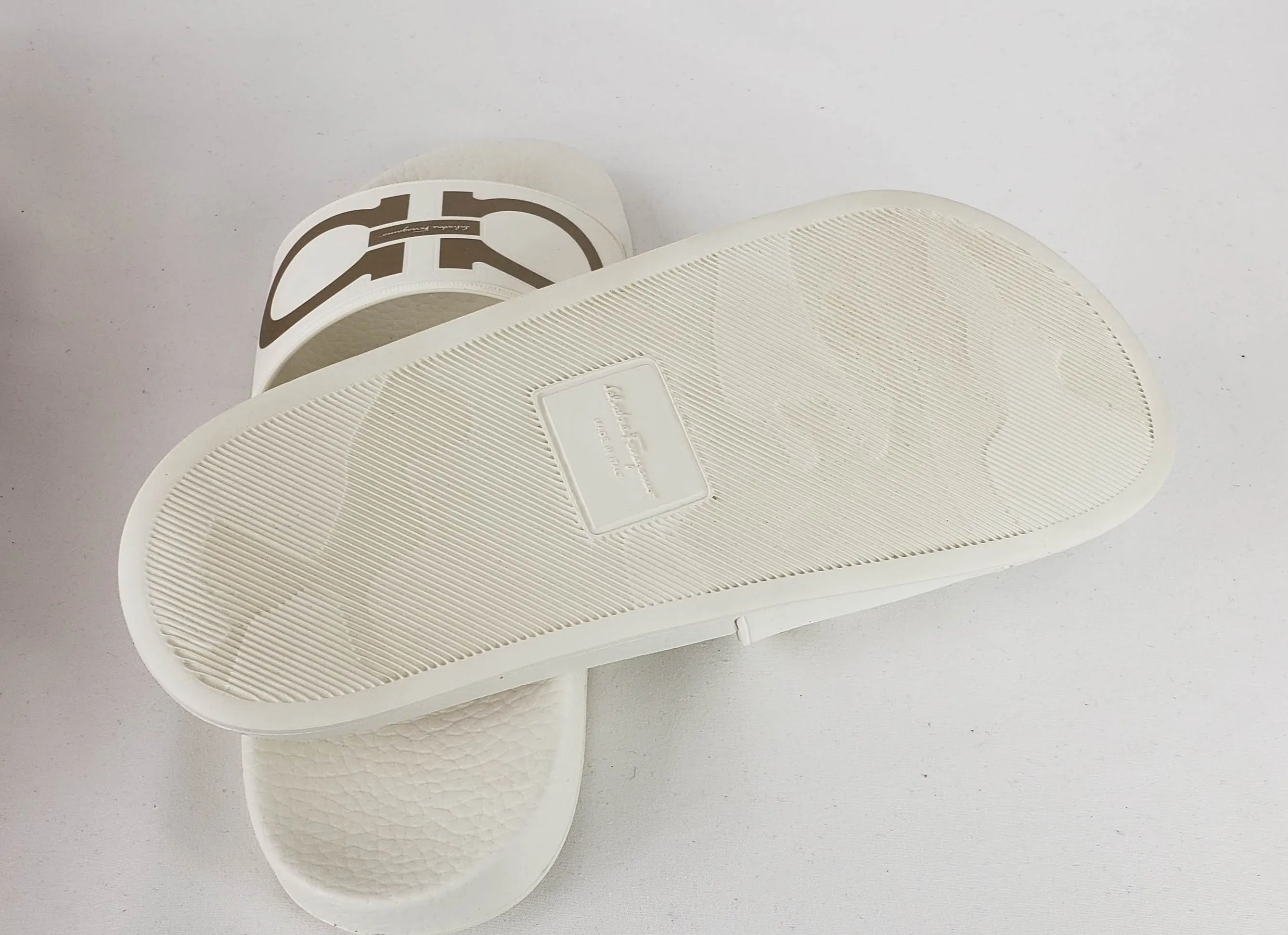 Salvatore Ferragamo Groove Slide in Bianco